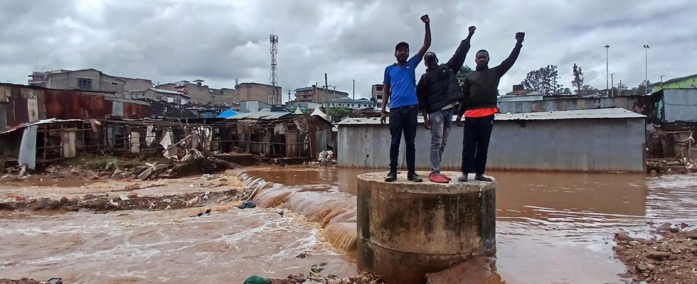 police repress a demonstration against the evacuation of a slum