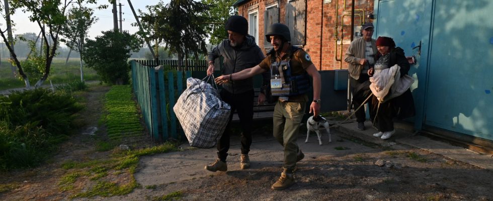 residents flee the Kharkiv region in the face of the