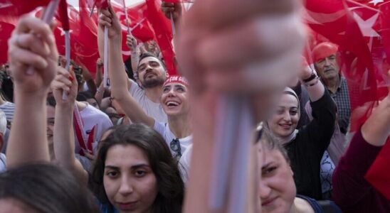 teachers demonstrate against attacks on secularism