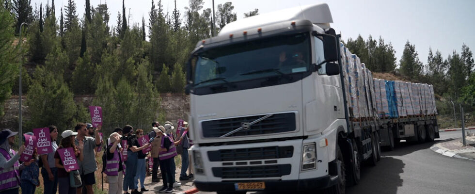 the Israeli Standing Together movement mobilized to protect convoys