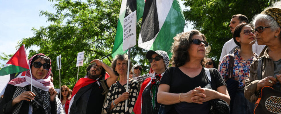 thousands of angry pro Palestinians gathered in Paris