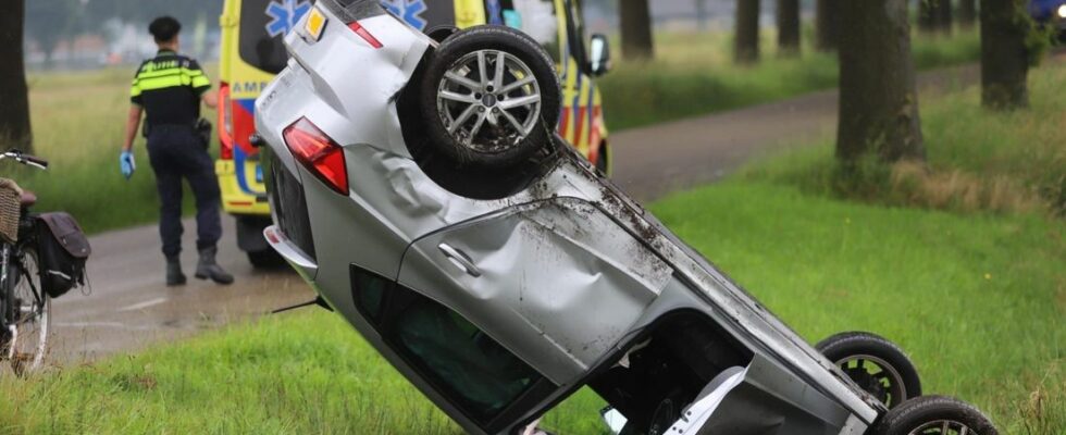 112 news Car in the ditch after collision in Rhenen