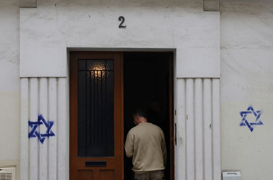 Stars of David drawn with a stencil on a building in the Alésia district, in the 14th arrondissement of Paris, on the night of October 31, 2023