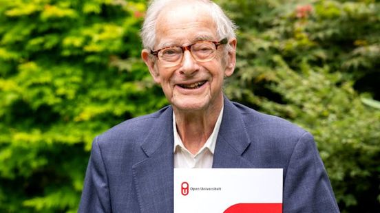 94 year old student Lucas from Bilthoven receives a bachelors degree