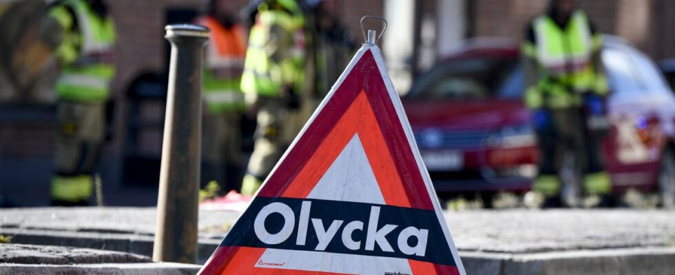 Child seriously injured lorry has crashed into several cars