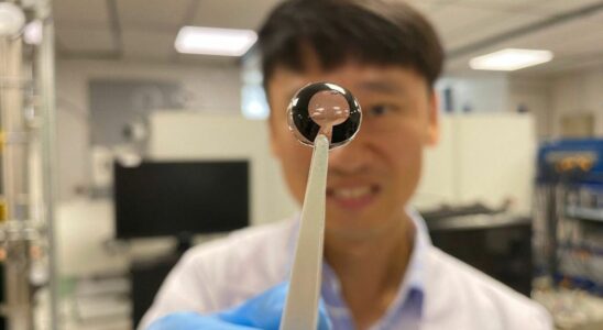 Connected contact lenses that recharge with tears