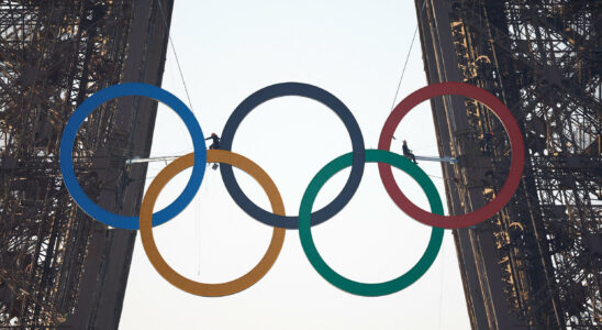 EN IMAGES The Olympic rings took place on the Eiffel