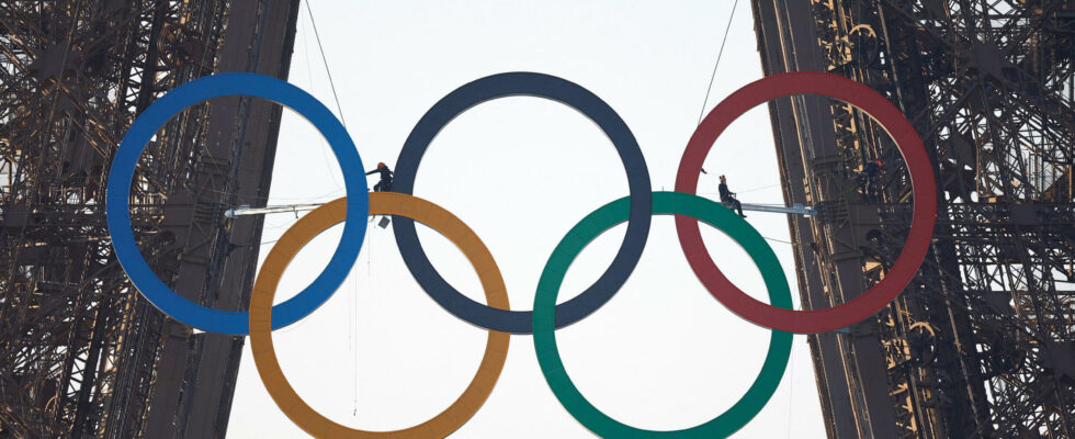 EN IMAGES The Olympic rings took place on the Eiffel