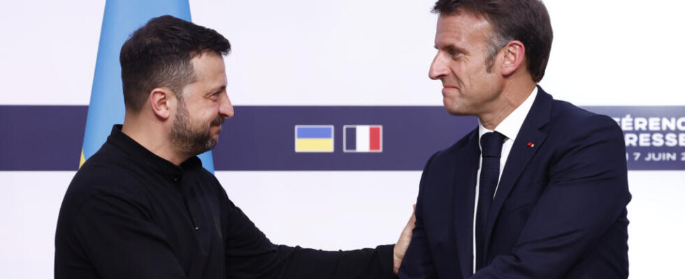 Emmanuel Macron reaffirms Frances support for Ukraine