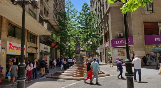 Faced with the crisis thousands of Argentinians cross the border