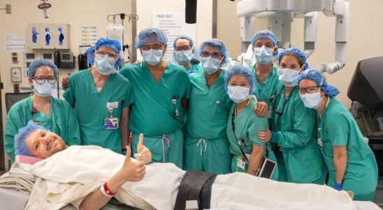 First kidney transplant awake a patient watches his own transplant