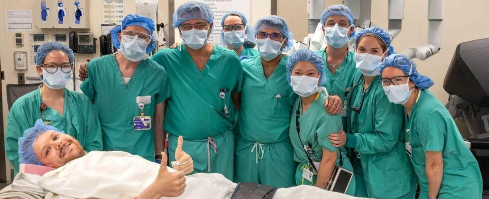 First kidney transplant awake a patient watches his own transplant