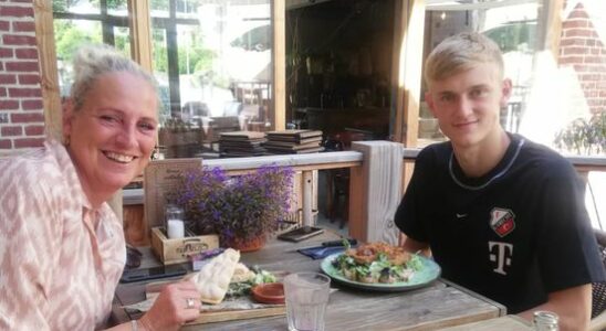 Host families about their FC Utrecht sons Eating herring Miljoenenjacht