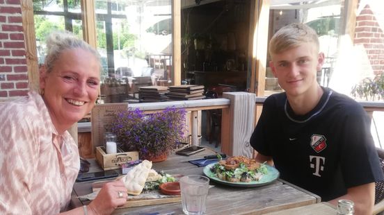 Host families about their FC Utrecht sons Eating herring Miljoenenjacht