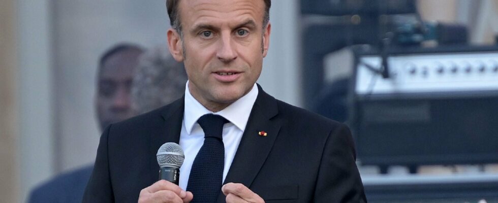 In a letter to the French Macron promises to act