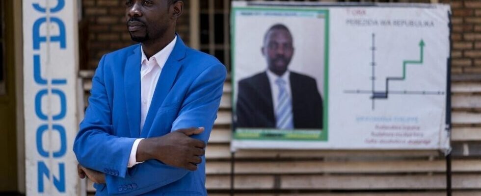 Independent candidate Philippe Mpayimana at a meeting in Kamonyi