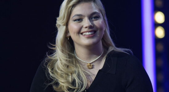 Louane revives this beauty trend from the 2000s and displays