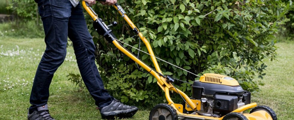 Man dead trapped under riding lawnmower