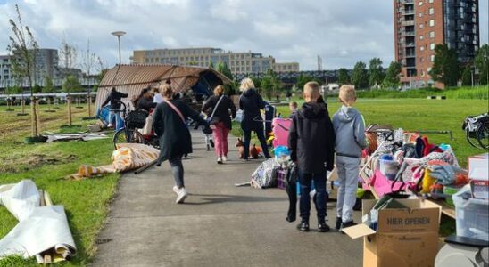 Panic at Utrecht flea market gust of wind blows stalls