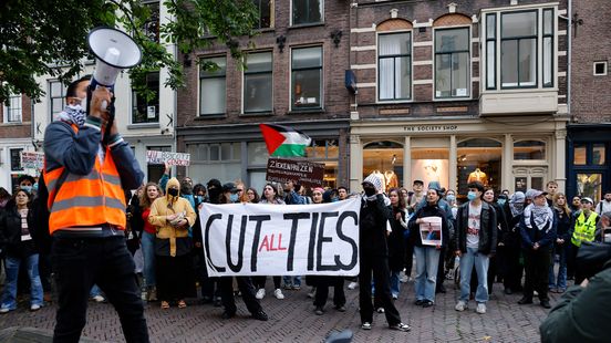 Pro Palestinian demonstrators from university library to city hall