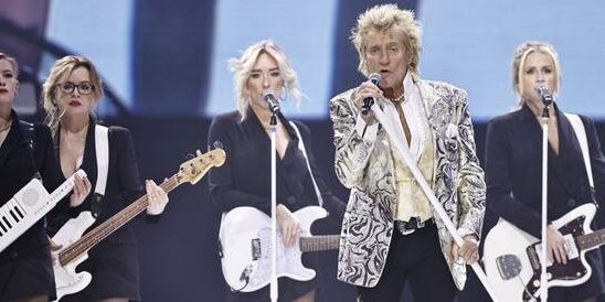 Rod Stewart booed in Germany for Ukraine support