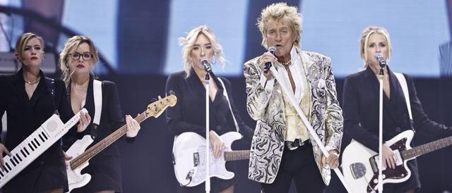 Rod Stewart booed in Germany for Ukraine support