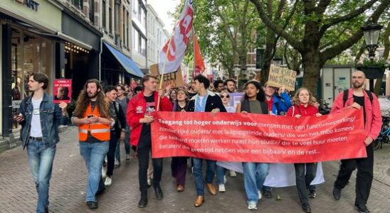 Students professors and lecturers together in protest against new government