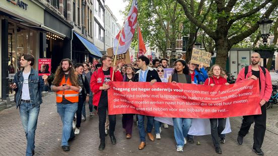 Students professors and lecturers together in protest against new government