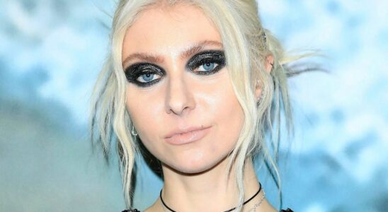 Taylor Momsen bitten by a bat during a concert Is