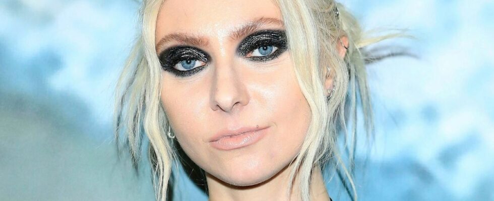 Taylor Momsen bitten by a bat during a concert Is