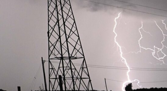 Therefore you should not charge the electric car during thunderstorms