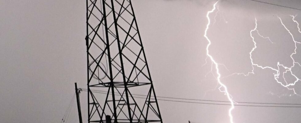 Therefore you should not charge the electric car during thunderstorms