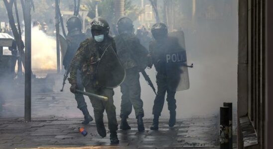 They set fire to the Parliament in Kenya Real bullets