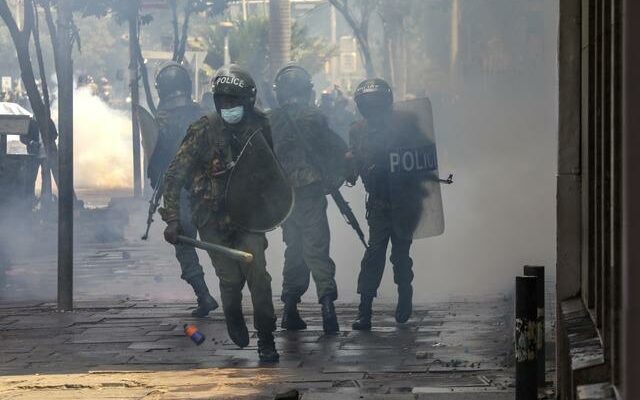 They set fire to the Parliament in Kenya Real bullets