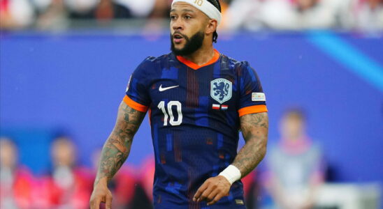 What does the headband worn by Memphis Depay mean