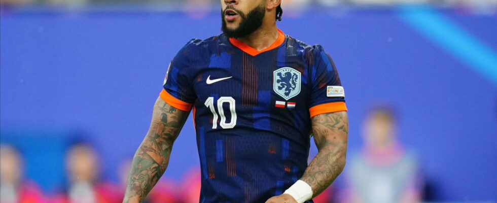 What does the headband worn by Memphis Depay mean