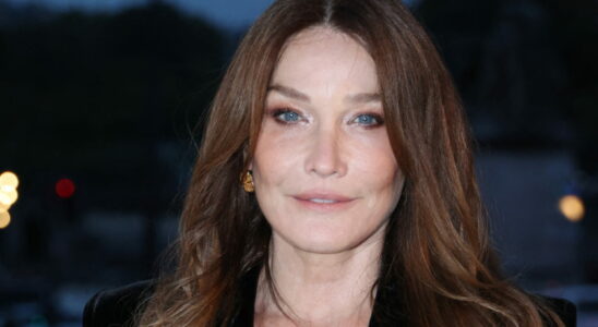 Without makeup Carla Bruni reveals herself naturally for a major