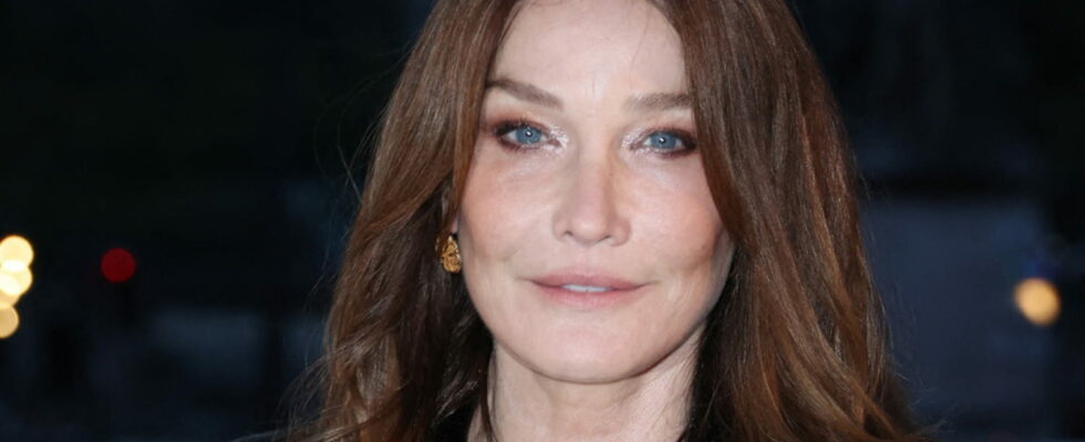 Without makeup Carla Bruni reveals herself naturally for a major