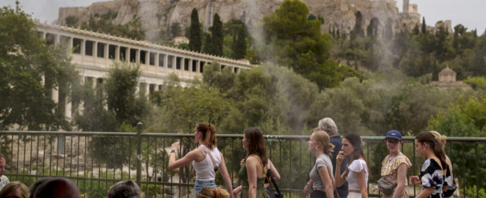 faced with the heatwave the Athens town hall opens oases