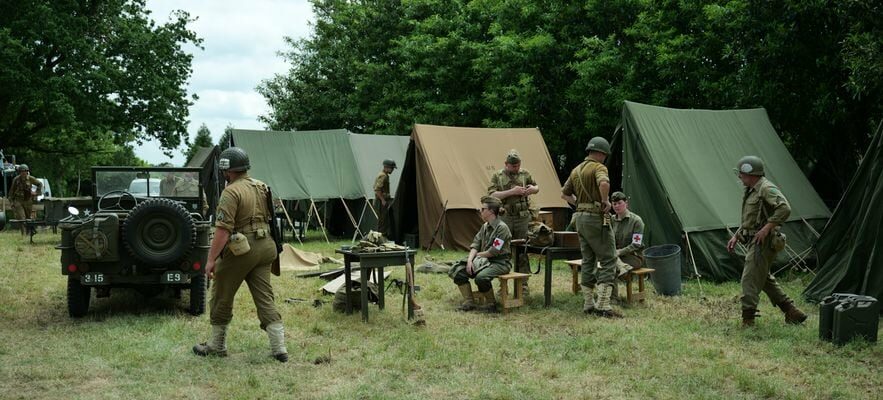 immersed in D Day reenactors in Normandy – LExpress