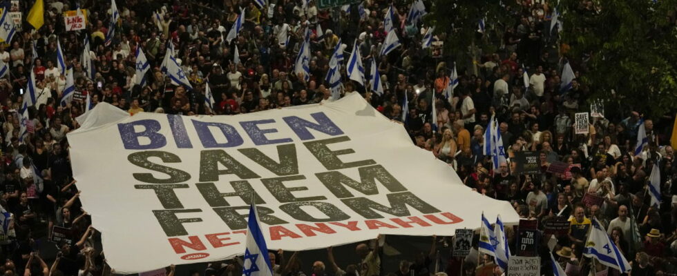 thousands of Israelis in the streets call on Benjamin Netanyahu