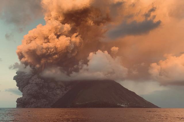 2024-07-05T114137Z_446585858_RC2ZO8A8KFD1_RTRMADP_3_ITALY-VOLCANO-STROMBOLI