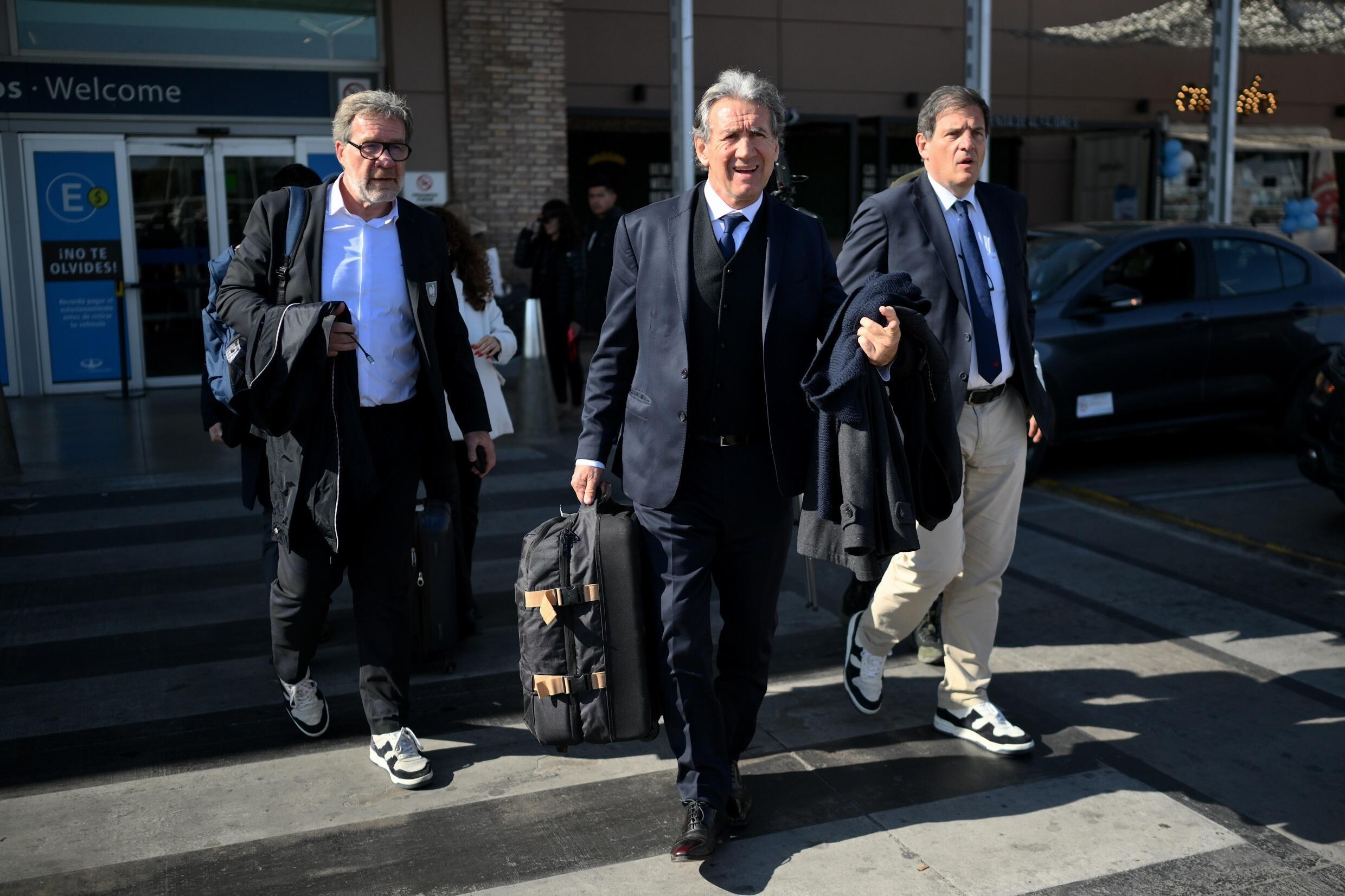 French Rugby Federation President Florian Grill (right), FFR Vice-President Jean-Marc Lhermet (left) and Rafael Cuneo Libarona (center), lawyer for French XV players Hugo Auradou and Oscar Jegou, on July 10, 2024 in Mendoza, Argentina