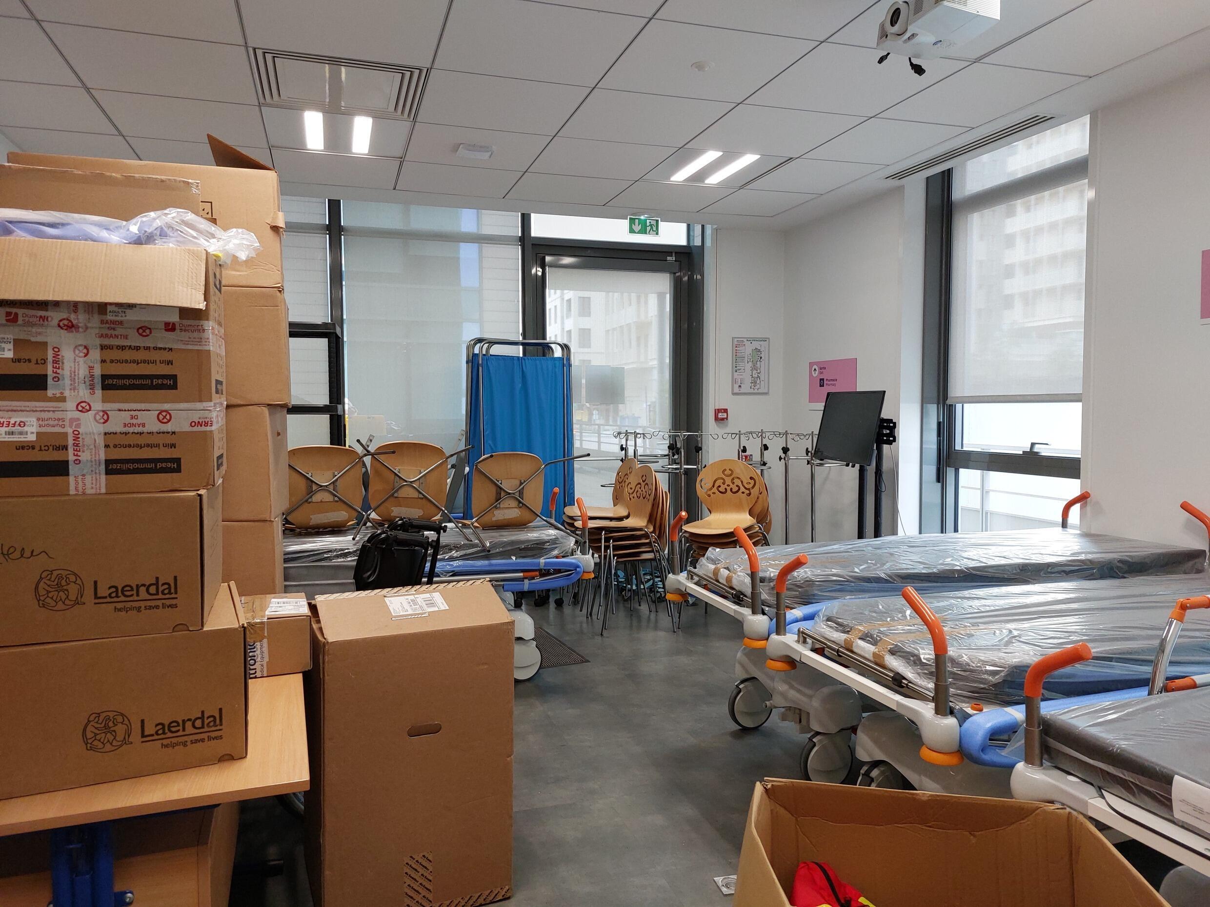 At the time of our visit, the equipment was still being laminated or packed in boxes, before being deployed to all the departments of the polyclinic.