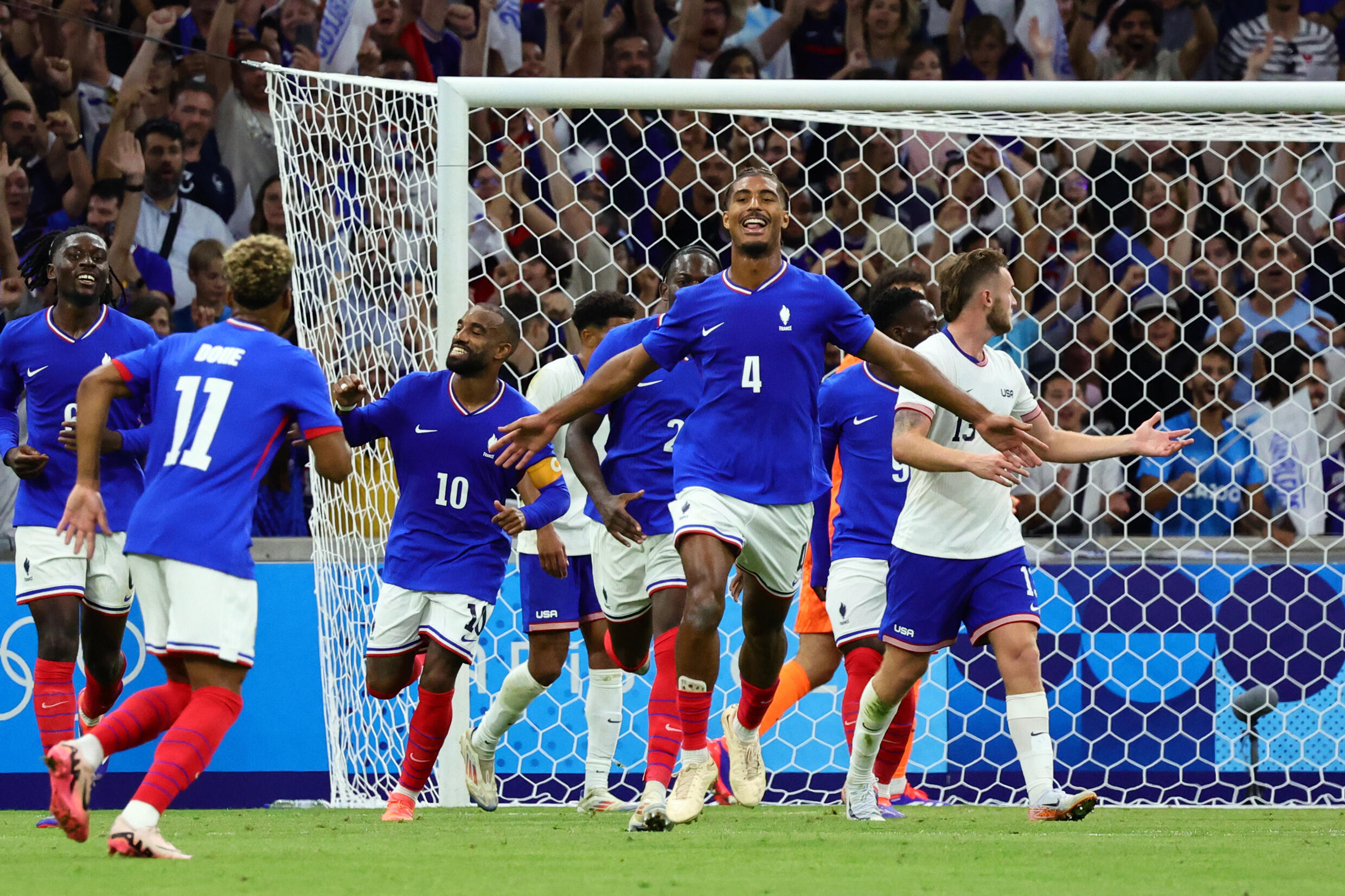 Frenchman Loïc Badé (c) has just scored the 3rd goal with a header against the United States, on July 24, 2024 in Marseille