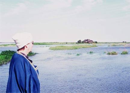 Germaine Tillion facing Niger (1970).