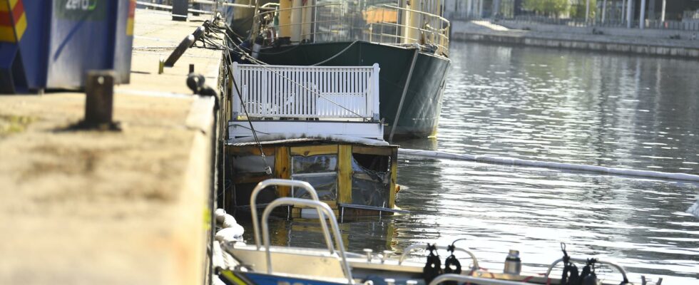 A restaurant boat has sunk arson is being investigated