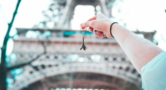 E595 for the Eiffel Tower key ring E895 for the