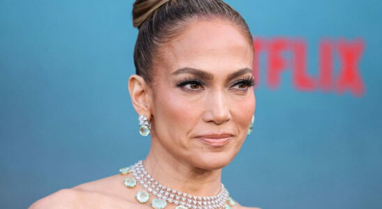 Golden skin and glossy lips Jennifer Lopez inspires us with