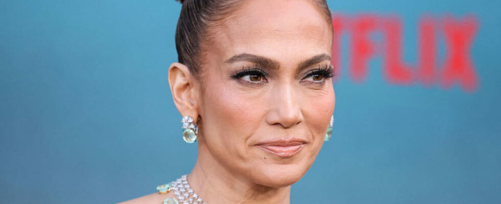 Golden skin and glossy lips Jennifer Lopez inspires us with